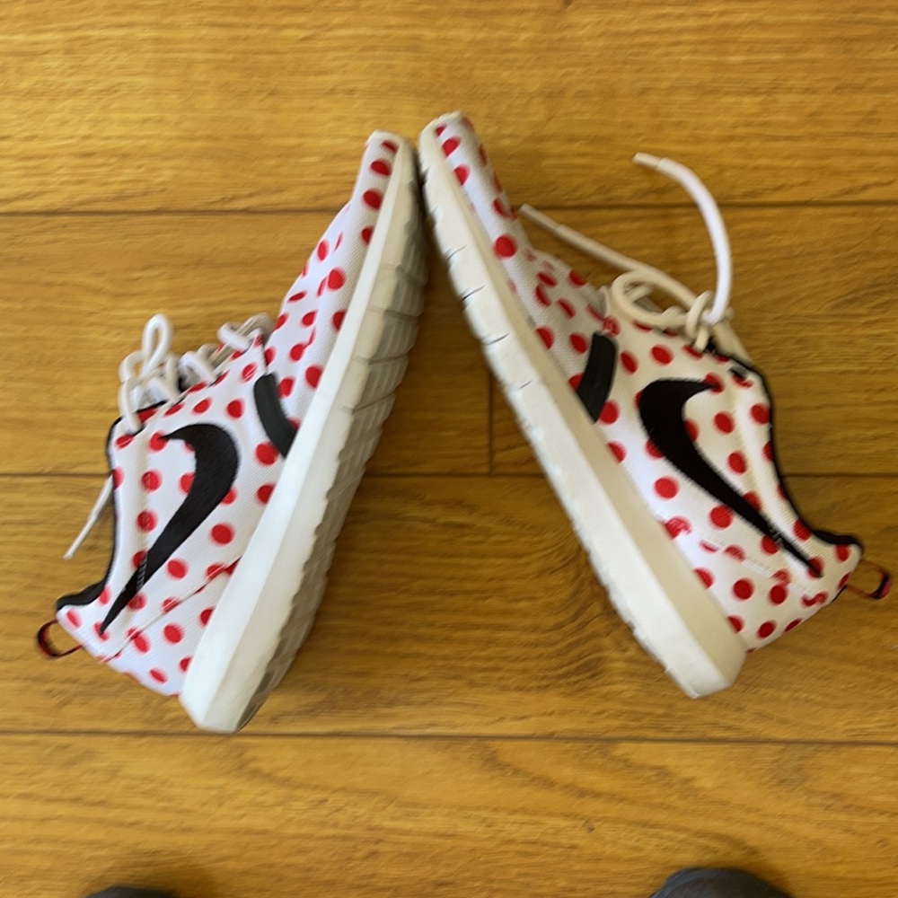 Women’s Nike 6.5 tennis shoes
